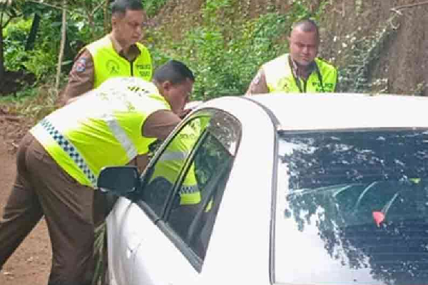 சந்தேக நபரை பிடிக்க காரில் தொங்கிச் சென்ற பொலிஸ் கான்ஸ்டபிள் | Police Constable Hangs From Car To Catch Suspect