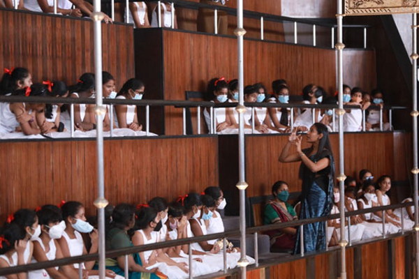நாடாளுமன்றுக்கு சென்ற நூற்றுக்கும் மேற்பட்ட மாணவிகள் (படங்கள்) | School Students Come To See The Parliament