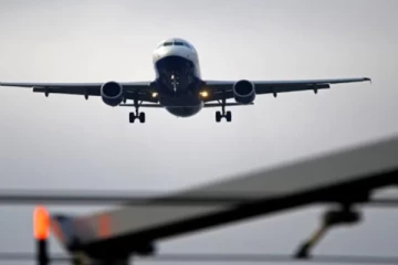 கர்ப்பமானது அறியாமலே நடுவானில் குழந்தை பெற்ற பெண்!