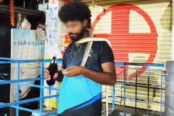 கழுத்தில் பாம்புடன் டாஸ்மாக் கடைக்கு வந்த இளைஞர் - மது ஊற்றிக்கொடுத்து அட்ராசிட்டி