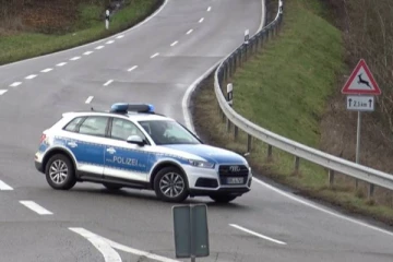 ஜேர்மனியில் பொலிஸுக்கு பயந்து., சைக்கிள் ஓட்டுநர்கள் மீது காரை ஏற்றிய நபர்! இருவர் மரணம்