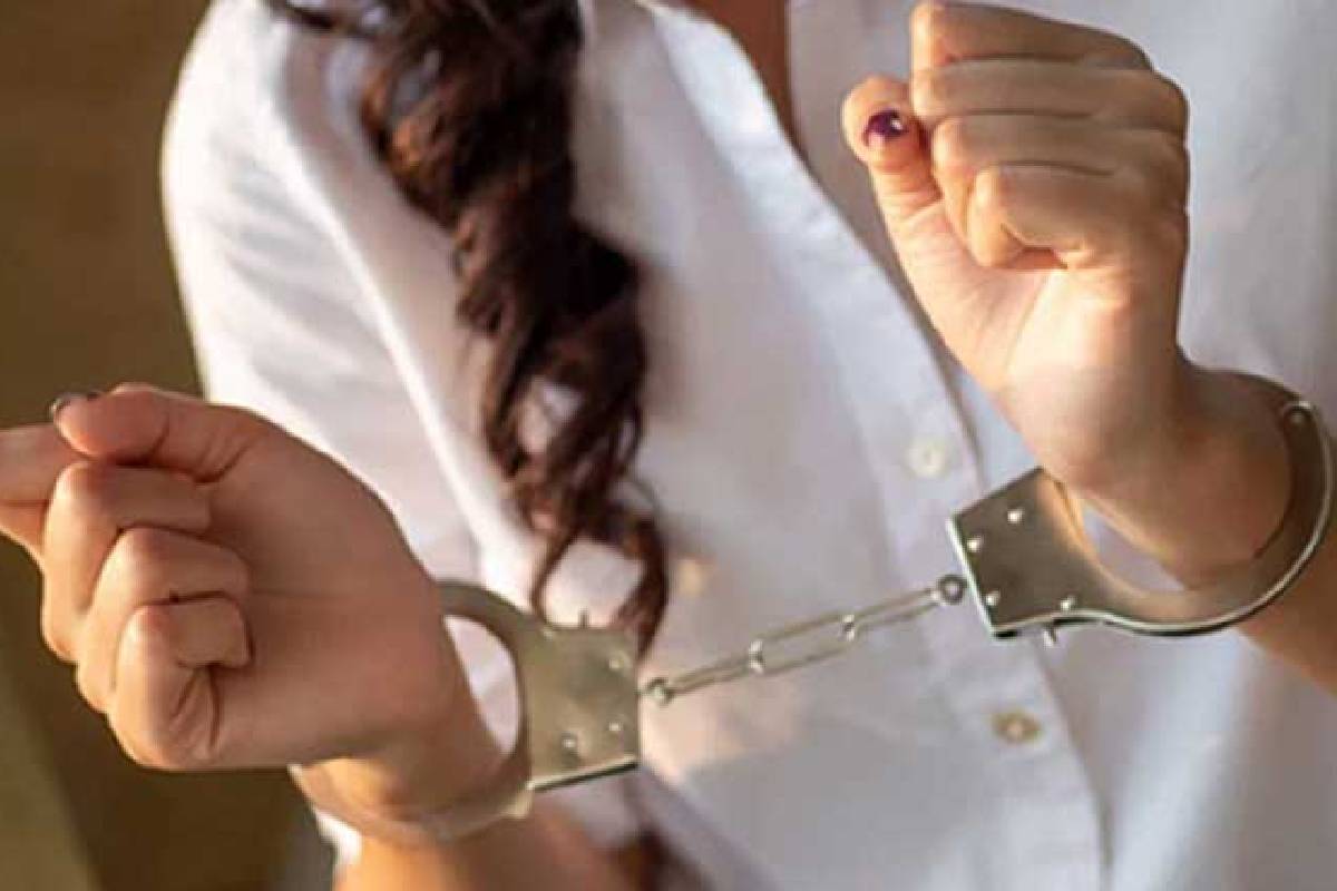 கட்டுநாயக்க விமான நிலையத்தில் இரு பெண் வர்த்தகர்கள் கைது | Two Women Arrested With Narcotics Worth 5 Crore