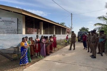 முள்ளிவாய்க்கால் பாடசாலைக்கு 8 மாதமாக அதிபர் இல்லை ; வீதிக்கு வந்த மக்கள்