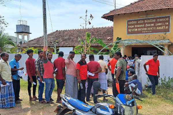 கொளுத்தும் வெயிலில் மக்களை வரிசையில் காக்கவைத்த அமைப்புக்கள்! | Organizations That Kept People In Line