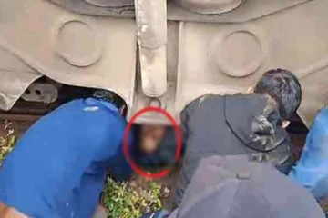 ரயிலின் கீழே சிக்கிய பெண் படுகாயத்துடன் மருத்துவமனையில் அனுமதி