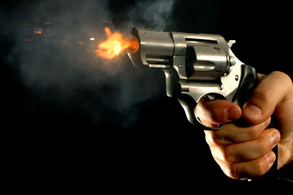 பொலிஸ் கான்ஸ்டபிளை சுட முயற்சித்த இருவர் கைது | Two Arrested For Trying To Shoot Police Constable