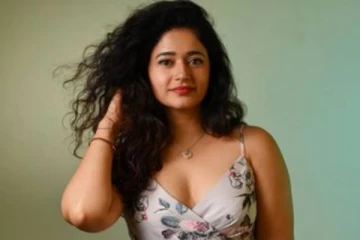 யோகா பண்ணலாம்.. அதுக்குனு இப்படியா போட்டோ போடுறது பூனம் பஜ்வா