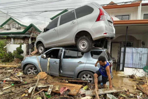வெளிநாடொன்றை புரட்டிப் போடும் சூறாவளி...! மிதக்கும் கார்கள் - அதிகரிக்கும் பலி எண்ணிக்கை | Heavy Typhoon Kalmaegi 46 Killed In Philippines வெளிநாடொன்றை புரட்டிப் போடும் சூறாவளி...! மிதக்கும் கார்கள் - அதிகரிக்கும் பலி எண்ணிக்கை | Heavy Typhoon Kalmaegi 46 Killed In Philippines