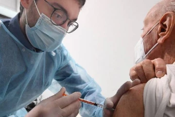 தடுப்பூசி போடச்சென்ற நபரை பொலிசில் சிக்க வைத்த நர்ஸ்: சுவாரசிய காரணம்