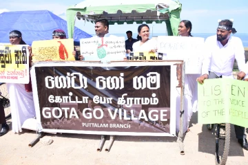 ராஜபக்‌ச அரசுக்கெதிராக சபை அமர்வில் எதிர்பில் ஈடுபட்ட புத்தளம் நகரசபை உறுப்பினர்கள்(Photos)