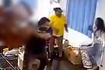 කාන්තාවකට අමානුෂික ලෙස පහරදුන් නරුමයින්ට සිදුවූ දේ...සංවේදී වීඩියෝ සහිතයි - (VIDEO)