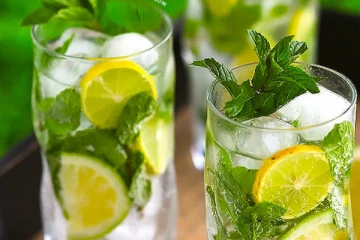 வெயில் உங்களை சுட்டெரிக்குதா? உடலை குளிர்ச்சியாக வைத்து கொள்ள புதினா ஜூஸை இப்படி எடுத்துகோங்க!