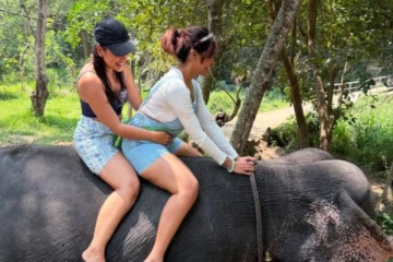 இலங்கைக்கு தனது தோழியுடன் சுற்றுலா சென்றுள்ள பிரபல சீரியல் நடிகை... அட இவங்க தானா?