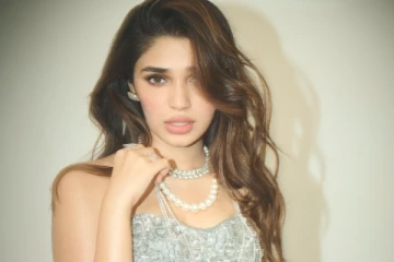 நடிகை க்ரித்தி ஷெட்டி செம ஹாட் உடையில் விருது விழாவுக்கு வந்த ஸ்டில்கள்