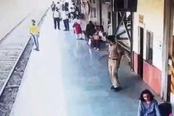 நொடியில் தண்டவாளத்தில் குதித்த இளைஞர்! காவலர் செய்த தரமான சம்பவம்