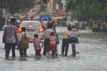 ? Live: சென்னை உள்பட 5 மாவட்ட பள்ளி, கல்லுாரிகளுக்கு விடுமுறை