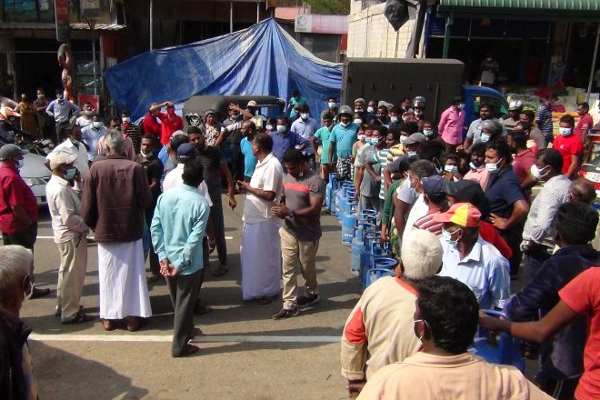 கறுப்பு சந்தை விலையில் சமையல் எரிவாயு விநியோகம் : வெடித்தது மக்கள் போராட்டம் (Video) | Kotagala Protest People Gas Litro Police Price Sl