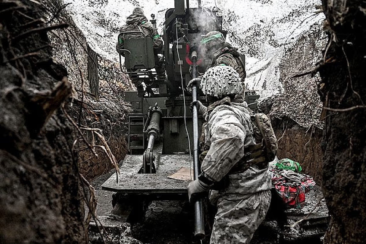 உலக போரியல் வரலாற்றில் முதல்முறை : உக்ரைன் ரோபோக்களிடம் சரணடைந்த ரஷ்ய வீரர்கள் | Russian Soldiers Surrender To Robots உலக போரியல் வரலாற்றில் முதல்முறை : உக்ரைன் ரோபோக்களிடம் சரணடைந்த ரஷ்ய வீரர்கள் | Russian Soldiers Surrender To Robots