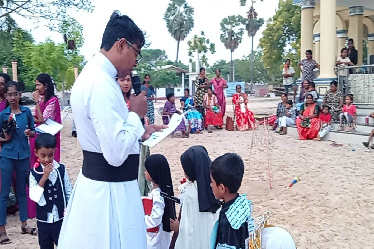 செம்மணிக்கு நீதி கோரி விநோத உடை போட்டியில் அனைவரையும் கண்கலங்க வைத்த சிறுவன் | Will I Who Was Buried At Semmani Get Justice செம்மணிக்கு நீதி கோரி விநோத உடை போட்டியில் அனைவரையும் கண்கலங்க வைத்த சிறுவன் | Will I Who Was Buried At Semmani Get Justice