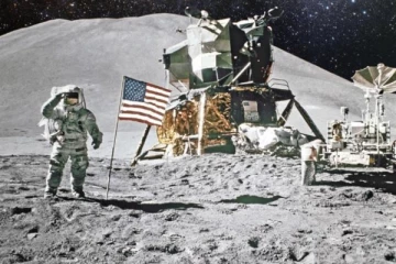 நிலாவில் முதன்முறையாக சிறுநீர் கழித்த நபர் யார் தெரியுமா?