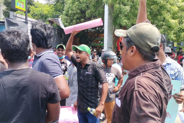திருகோணமலையில் அரசாங்கத்திற்கு எதிரான ஆர்ப்பாட்டத்தில் ஈடுபட்ட பல்கலைக்கழக மாணவர்கள் (Photos) | University Students Protest Against Government