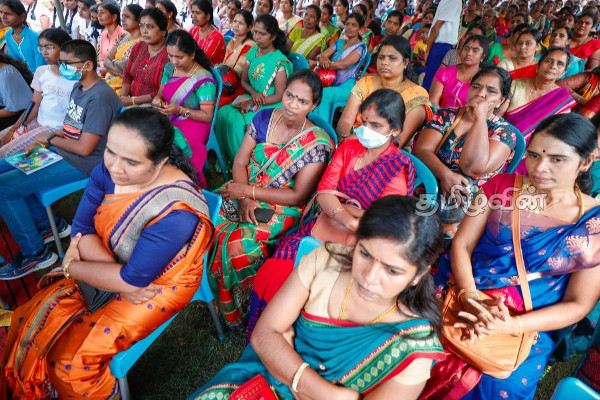 பாடசாலை பைகளைச் சோதனையிடும்போது வெற்று உணவுப் பெட்டிகளையே காண முடிகிறது: சஜித் (Photos) | Checking Children School Bags Only Empty Boxes