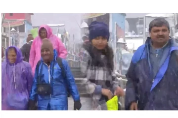 உத்தரகாண்டில் திடீரென பொழிந்த பனி மழை... - ஜாலியா என்ஜாய் பண்ண மக்கள்..! வைரலாகும் வீடியோ