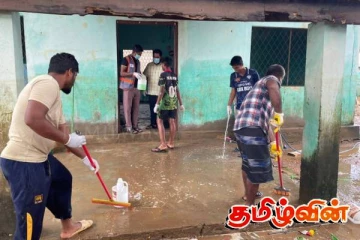 வெள்ளத்தால் பாதிக்கப்பட்ட மக்களின் வீடுகளை சுத்தம் செய்யும் இம்ரான் மஹ்ரூப் எம்.பி