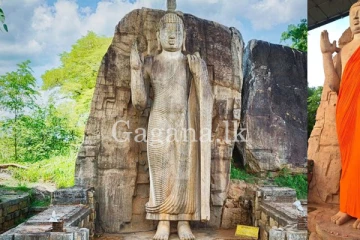 අවුකන බුද්ධ ප්‍රතිමාවට වස්ත්‍රයක් පැලඳ වූ අයට වැඩ වරදියි. (PHOTOS)