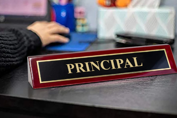 மாணவி மீது கைவைத்த அதிபருக்கு நேர்ந்தகதி! | Principal Who Laid Hands On The Student