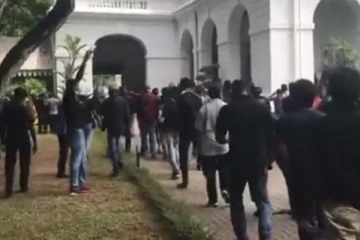 ஆயிரக்காண போராட்டக்காரர்கள் ஜனாதிபதி மாளிகைக்குள் - தீவிரமடையும் நிலைமை (Live)