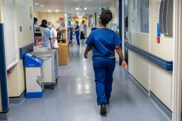 பிரித்தானிய மருத்துவமனைகளில் மருத்துவர்களின் பணியை செய்யும் செவிலியர்கள்: உருவாகியுள்ள அச்சம்