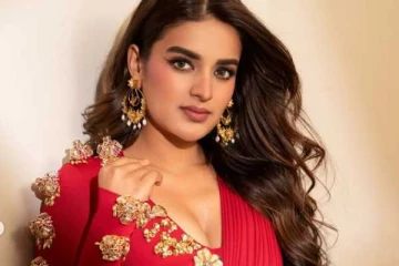 சிகப்புநிற ஆடையில் மின்னும் நடிகை நிதி அகர்வால்..புகைப்படங்கள்..