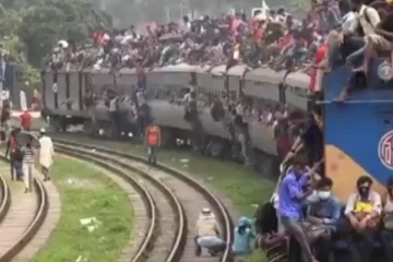 අරගල බිමට දුම්‍ රිය උඩ නැග දහස්  ගනන් ජනයා පැමිණෙන.. දුර්ලභ වීඩියෝව..