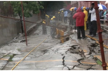 சென்னை கனமழை - பூமிக்குள் இறங்கிய அடுக்குமாடி கட்டிடம்