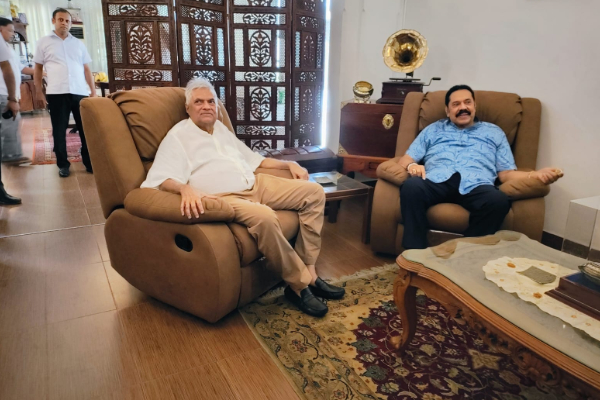 ரணிலுக்கு தயிர் , தேன் பரிசாக வழங்கிய மஹிந்த ராஜபக்க்ஷ | Mahinda Rajapaksa Gifts Ranil Yogurt And Honey