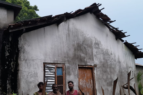 திருகோணமலையில் காற்றுடன் கூடிய மழை: வீடுகள் பகுதியளவில் சேதம் | Rain And Heavy Wind In Trincomalee