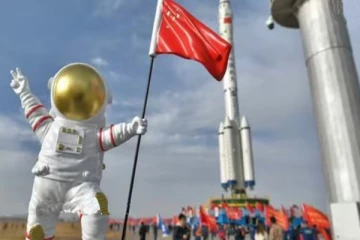 வெற்றிகரமாக 276 நாட்களுக்கு பின் பூமிக்கு திரும்பிய சீனா விண்கலம்!