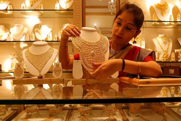 அதிரடியாக குறைந்த தங்கம் விலை..... குஷியில் நகை பிரியர்கள்!