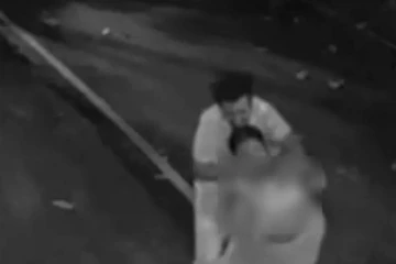 நடைபயிற்சியில் ஈடுபட்ட பெண்..பின் தொடர்ந்து பாலியல் அத்துமீறல் செய்த நபர் - பகீர் வீடியோ!