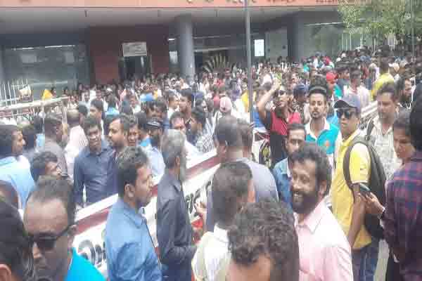 மின்சார சபை ஊழியர்கள் ஆர்ப்பாட்டத்தால் வீதியில் நெரிசல் | Electricity Board Employees Protest Colombo