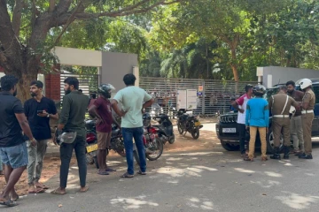 நால்வரை பலியெடுத்த கோர விபத்து ; ஒன்று கூடிய உறவினர்களால் கடும் பதற்றம்