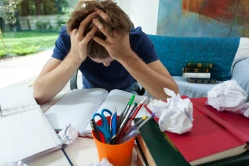 சுவிட்சர்லாந்தில் சான்றிதழ் காரணமாக படிப்பை பாதியில் கைவிடும் மாணவர்கள்