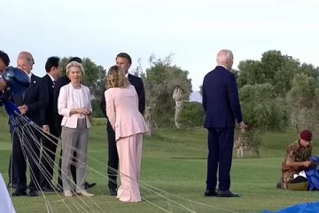 கட்டுப்பாடின்றி எங்கோ நடந்து திரிந்த அமெரிக்க ஜனாதிபதி: வைரலாகும் காட்சி