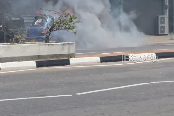 கிளிநொச்சியில் நடுவீதியில் திடீரென பற்றி எரிந்த கார்! | Car Catches Fire On A9 Road In Kilinochchi