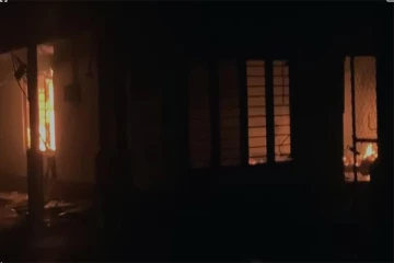 நாடாளுமன்ற உறுப்பினர்களின் வீடுகள் மற்றும் அலுவலகங்கள் போராட்டக்காரர்களால் எரித்து தீக்கிரை: தொடரும் பதற்றம் (PHOTOS)