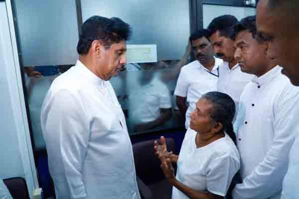 கொலை செய்யப்பட்ட லசந்த விக்ரமசேகரவின் பூதவுடலுக்கு சஜித் இறுதி அஞ்சலி | Final Tribute By Sajith To Murdered Lasantha கொலை செய்யப்பட்ட லசந்த விக்ரமசேகரவின் பூதவுடலுக்கு சஜித் இறுதி அஞ்சலி | Final Tribute By Sajith To Murdered Lasantha