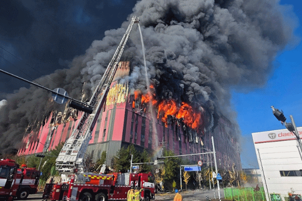தென் கொரியாவின் பிரபல ஆடை அலங்கார மையத்தில் தீ பரவல் | Massive Fire South Korea E Land Fashion