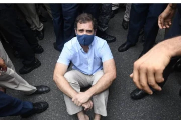 சோனியா காந்தியிடம் விசாரணை.. தர்ணாவில் ஈடுபட்ட ராகுல்காந்தி கைது!