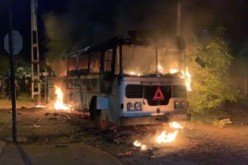 கோட்டாபயவின் வீட்டிற்கு முன் தீக்கிரையாக்கப்பட்ட இராணுவ வாகனம்